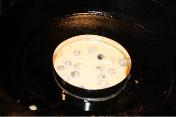 Pancake cake: Cooking the batter in the ring.