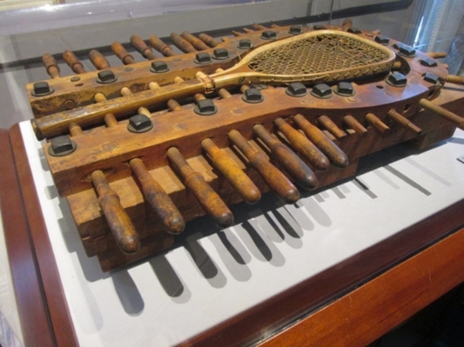 A contraption used to bend the wooden racquets.