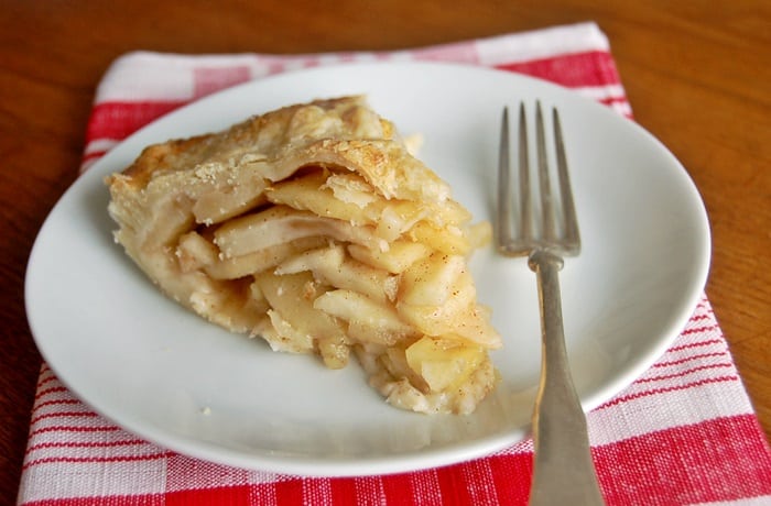 deep dish apple pie slice