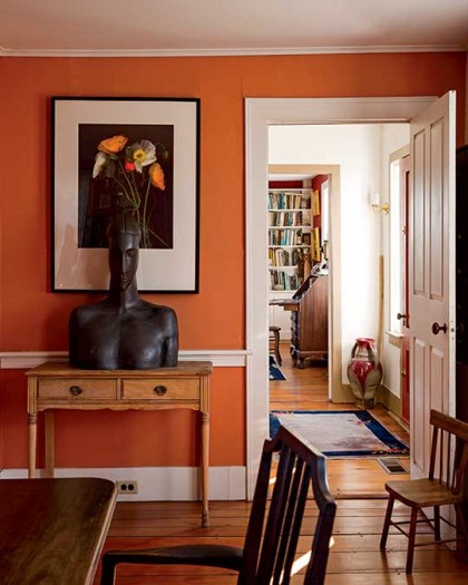 The dining room, like the rest of the house, features artwork reflecting the Haywards’ connection to England and Vermont.