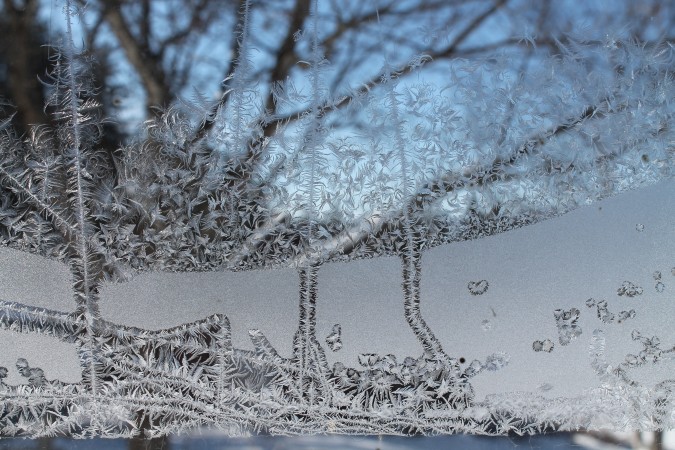 designs on the pane give an indication of the temperature 