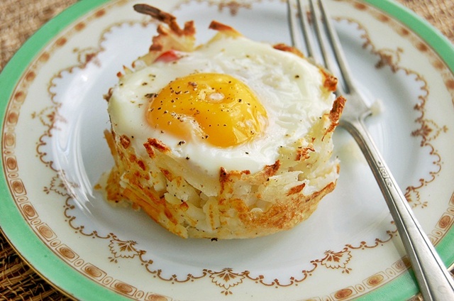 baked eggs in hash brown cups