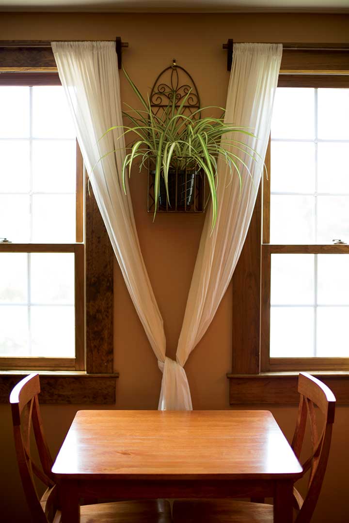 The café’s décor is simple, homelike, and comfortable.