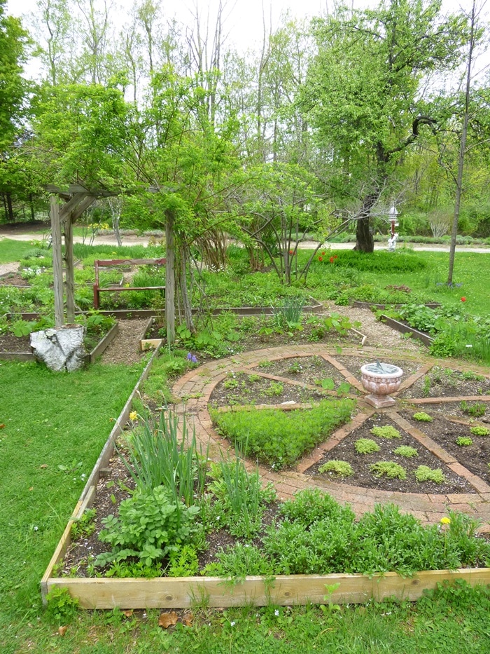 https://newengland.com/wp-content/uploads/2014/05/pickity-garden-circle.jpg