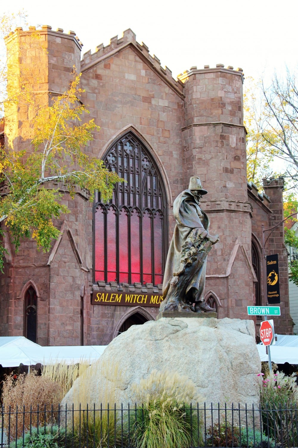 En statue av Roger Conant, grunnleggeren Av Salem, foran Salem Witch Museum. For første gang besøkende Til Salem, vil dette museet bidra til å gjøre hekseprosessene forståelige.En statue av Roger Conant, grunnleggeren Av Salem, foran Salem Witch Museum.På byens årlige monthlong Halloween festival, Hjemsøkte Happenings, hendelser kick off med en grand parade i begynnelsen av oktober og kommer til en avslutning med fyrverkeri over Salem Harbor På Halloween natt. I mellom Er halloween-tema teaterproduksjoner, karneval rides, psykiske messer, hjemsøkte attraksjoner, kostyme baller, og mer. Haunted Happenings lokker tusenvis av turister til byen, hvorav mange don fargerike og festlige heksehatter.Men mens jeg nyter festivalens aura av spooky fantasi og moro, begynner jeg min egen opplevelse Av Halloween i Salem på Heksehuset På Essex Street, og blir kjent med den virkelige tragedien som skjedde i denne byen tilbake i slutten av det 17.århundre. Til tross for navnet var denne landemerkebygningen ikke hjemmet til en heks, men det tilhørte den rike Og oppreiste Corwin-familien-spesielt Jonathan Corwin, en av magistratene som var ansvarlige for å undersøke påstandene om hekseri og dømte den anklagede.