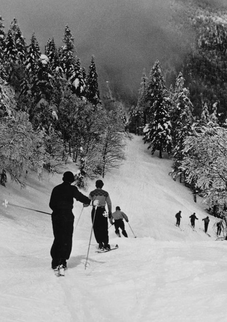 In Stowe, Vermont, skiers of the 1930s take to Mount Mansfield’s slopes on the Nosedive Trail, newly cut by the Civilian Conservation Corps and soon to become a world-class racing trail. Mansfield’s ski patrol, founded in 1934, was the first such group in the U.S. 