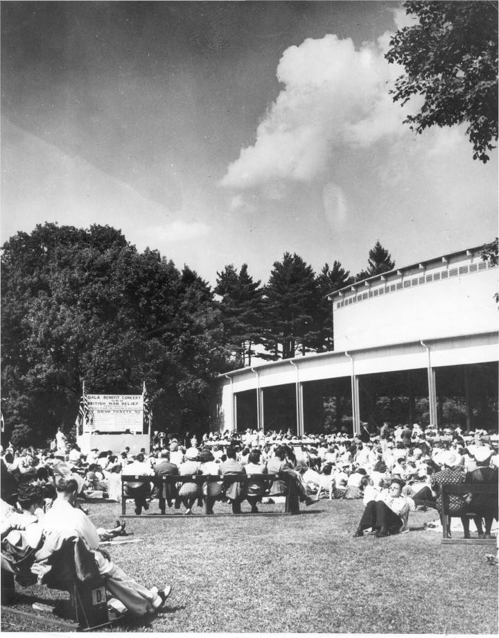 Spectators on August 15, 1941 during the "Gala Benefit" to raise funds for United Service Organizations and British War Relief.  