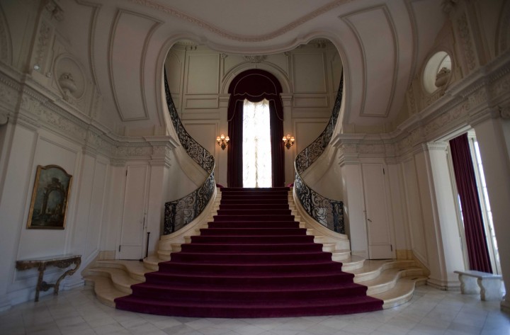 Rosecliff's heart-shaped grand staircase. Guests are greeted by marble statues of Diana and Dante before being whisked up these romantic steps. 