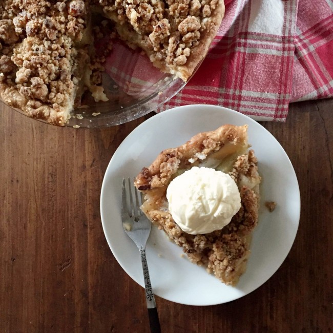How to Make Apple Pie with Crumb Topping