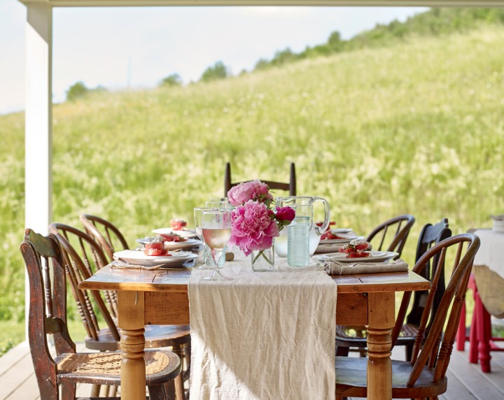 Lush blooms grace the dinner table on a bright summer’s day at Allison and Don Hooper’s farm in Brook­field, Vermont.