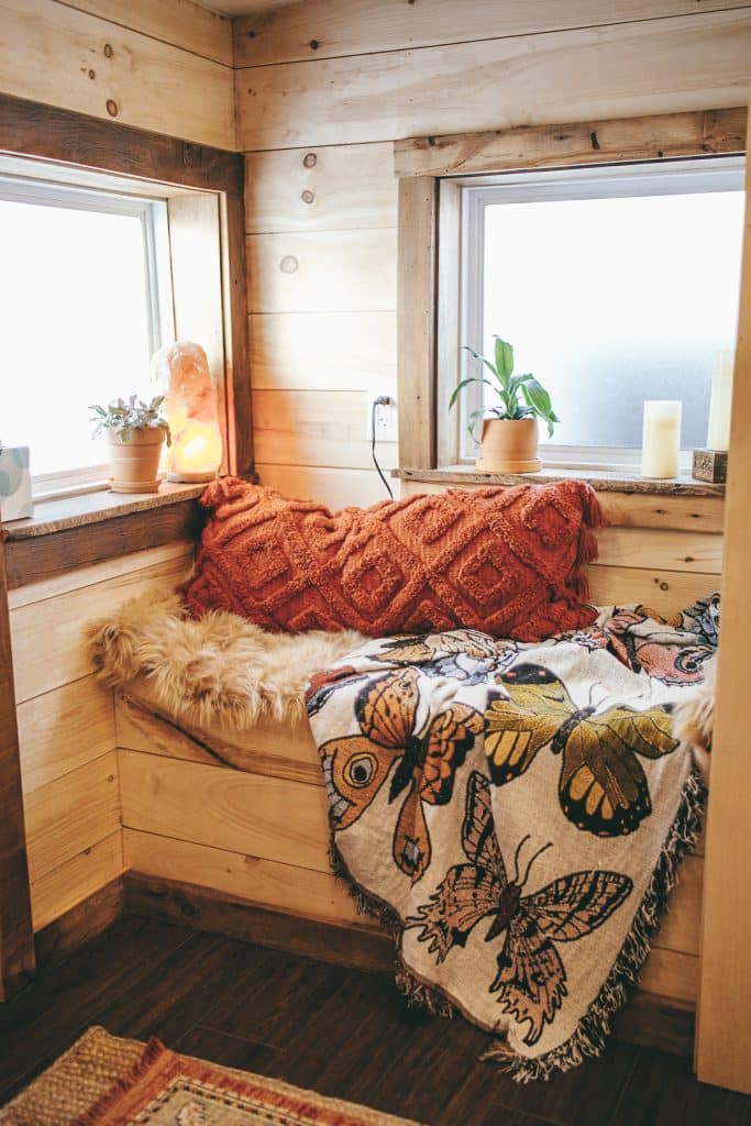 6 Expert Tips For Achieving a Perfect Cozy Cabin Vibe - New England