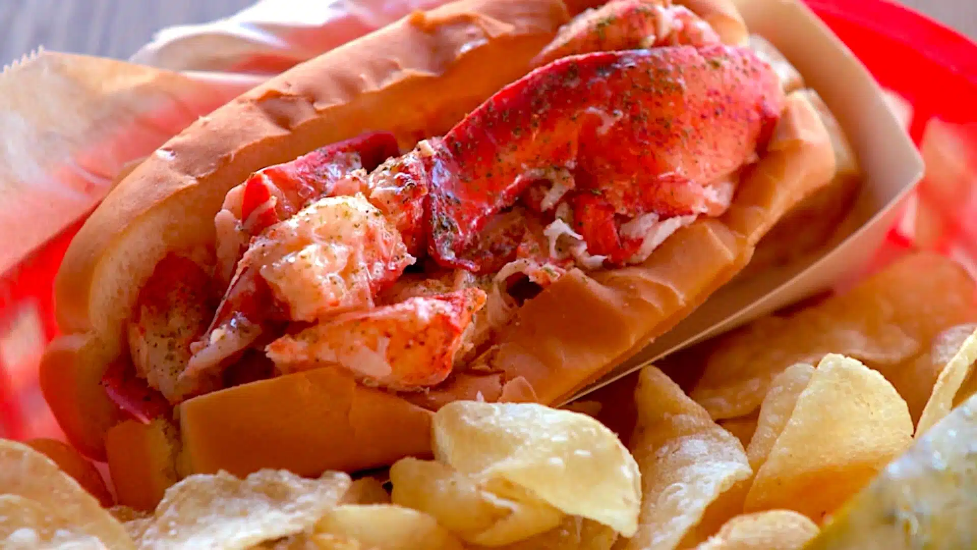 lobster roll with potato chips