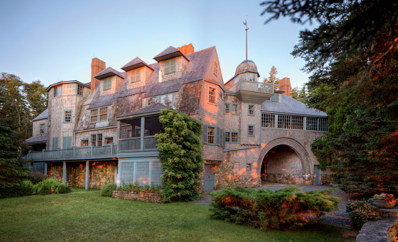 The ocean-facing facade of the Swan’s Island house, which marries the vision of original Kragsyde architects Peabody & Stearns with the passion of Jane Goodrich and James Beyor.