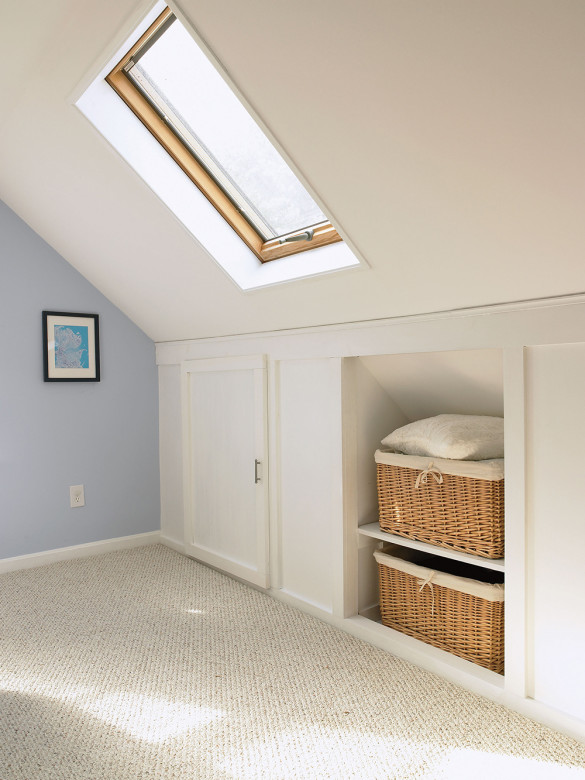 Double-hinged doors made from ready-made sheets of wainscoting give the room a “cottage” look.