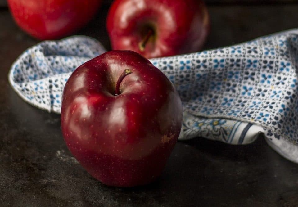 https://newengland.com/wp-content/uploads/Why-The-Red-Delicious-Apple-Is-the-Worst-e1680551667776-960x667.jpg