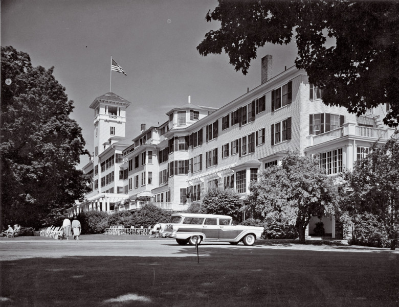 A midcentury shot of the Mountain View Grand.