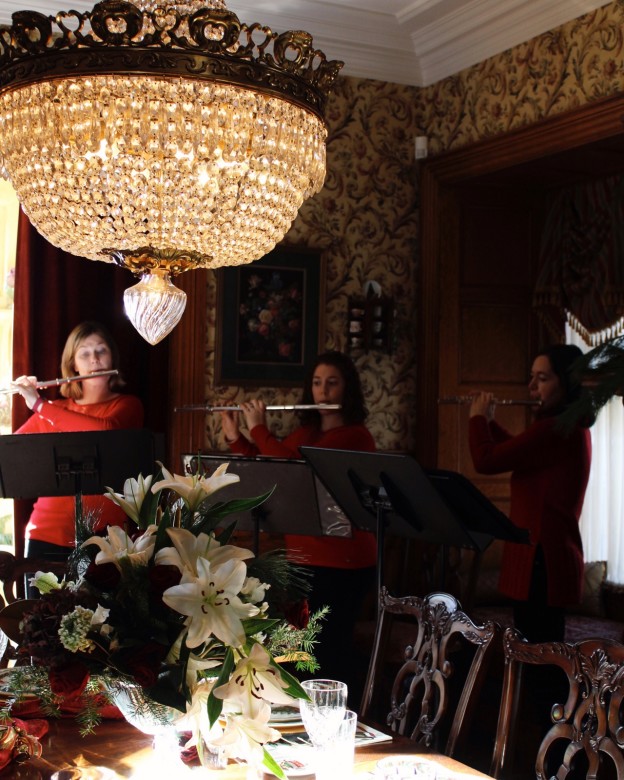  La musique de Noël classique en direct a balayé la maison. Chaque maison a des spectacles musicaux à différents moments de la journée. 