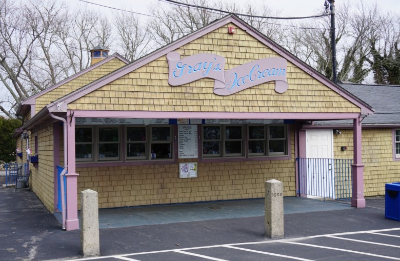 I then figured I might as well have dessert. No visit to Tiverton Four Corners (or Tiverton, RI, for that matter) is complete without a stop at Gray's Ice Cream. 