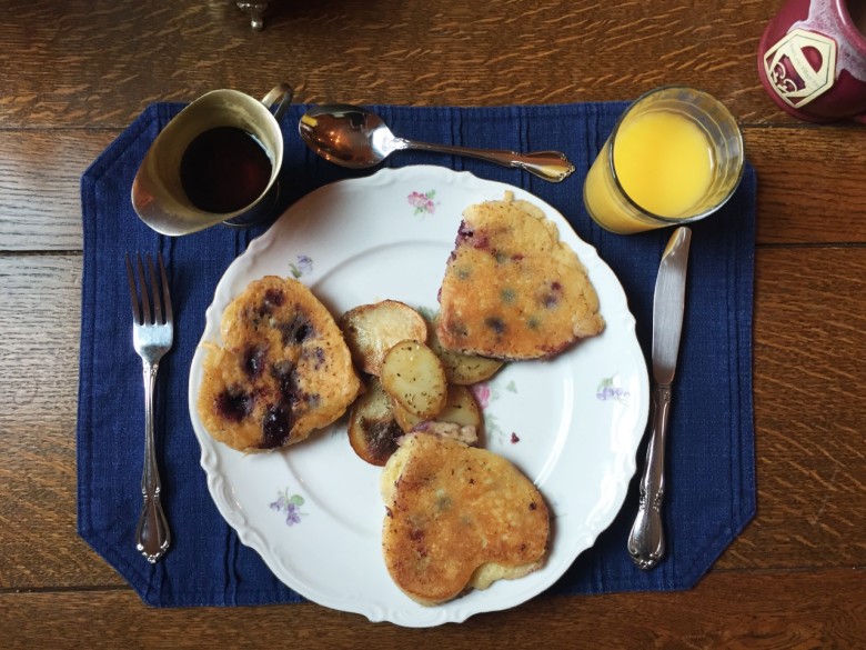 Blueberry pancakes and warm maple syrup? Yes, please!