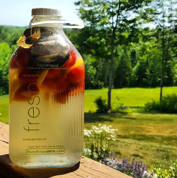 Strawberry Lemonade Sun Tea. Yes please!