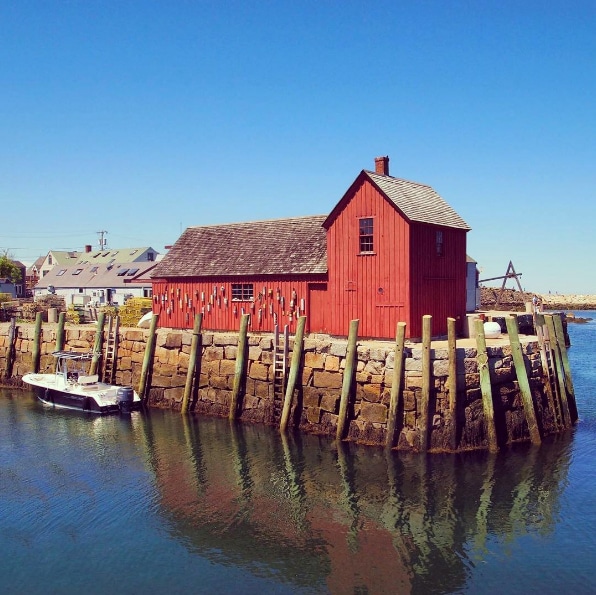 The fishing shack Motif Number 1, located in the charming coastal town of Rockport, Massachusetts, is often referred to as "the most painted building in America." We can see why! 