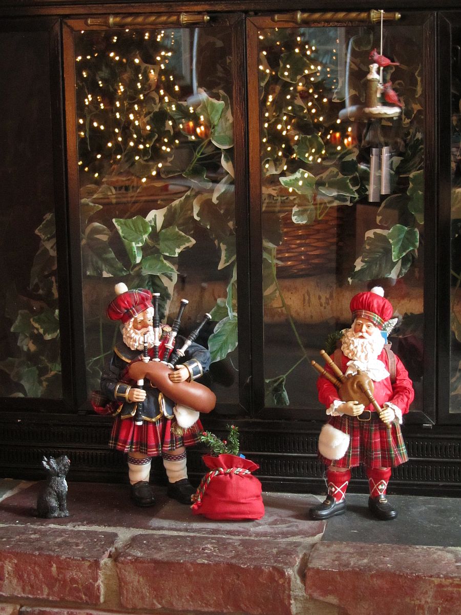 Piping Santas (user submitted)