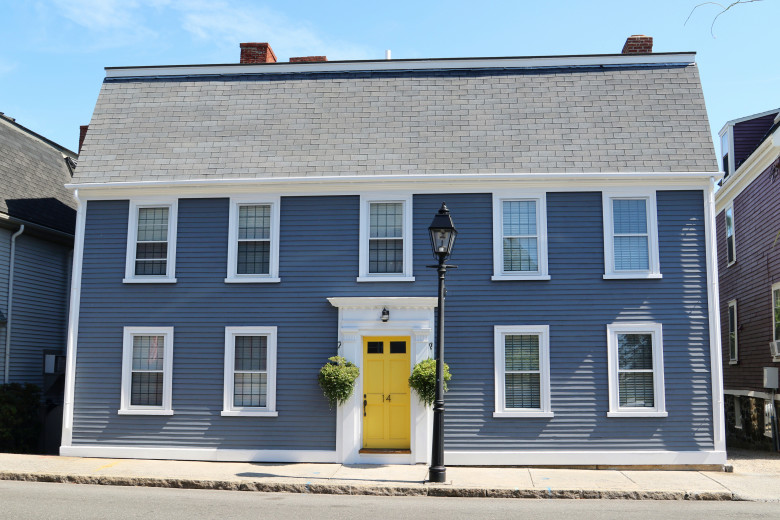 Who can resist a yellow door? 
