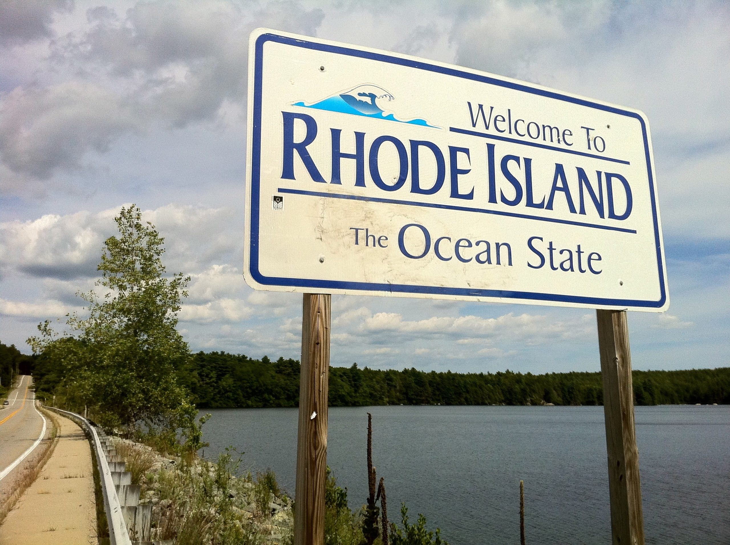Pachaug Trail &#8211; &#8220;Welcome to Rhode Island sign&#8221; at Beach Pond, Hope Valley, RI