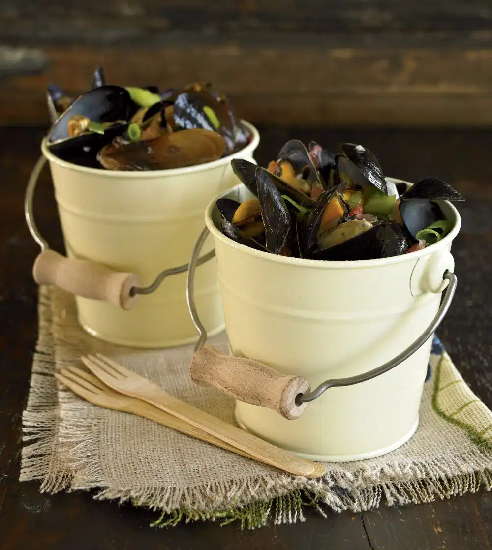 Steamed Mussels with Garlic, Tomatoes, and Green Onions